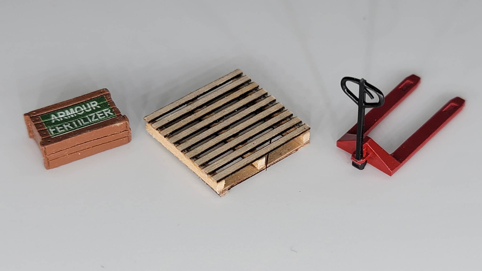 Pallet Jack, Pallet and Crate (S Scale)